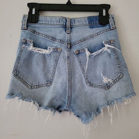 Abercrombie & Fitch High Rise Mom Short Raw Hem Distressed 2/26 Light Wash - Picture 2 of 9